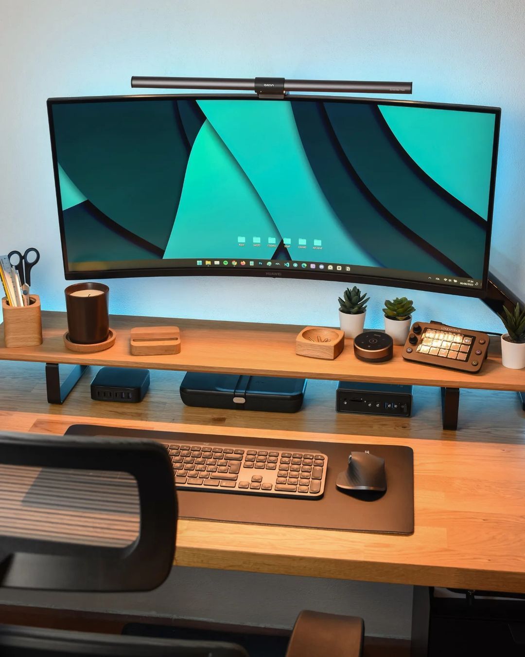 wooden_desk_setup_aesthetic